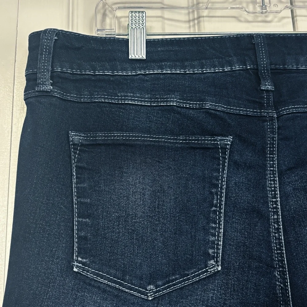 Hot in Hollywood Dark Denim Malibu Knee Grazer Pull-On Shorts 1X